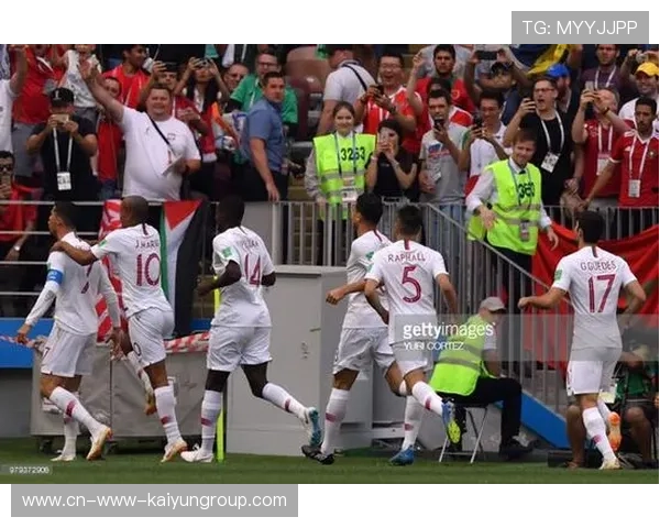 C罗飞跃夺点完成经典冲顶画面